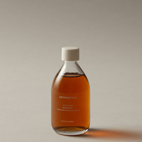 Esența concentrată Aromatica cu rozmarin stimulează regenerarea pielii și oferă hidratare intensă pentru un ten radiant și sănătos.